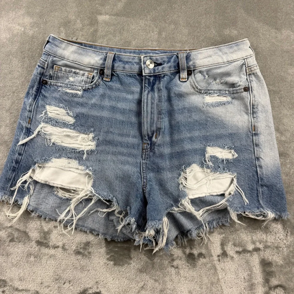 American Eagle Mom Short Distressed Denim Light Wash Size 10 High Rise Frayed - Picture 1 of 14